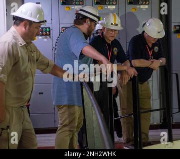 221209-N-JC800-0032 SINGAPORE (9 dicembre 2022) - (da sinistra) marinaio civile Capt. Joshua Tamasovich, comandante della nave per la nave da carico a secco USNS Amelia Earhart (T-AKE-6), dà un tour della sala macchine per il retro ADM. Mike Wettlaufer, comandante, comando militare Sealift (MSC), Robert Williams, Comandante, MSC Estremo Oriente durante un viaggio programmato a Singapore, il 9 dicembre. Foto Stock