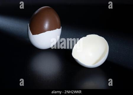 Helsinki / Finlandia - 20 FEBBRAIO 2023: Cucina finlandese tradizionale: Torrone tradizionale e guscio d'uovo ripieno di cioccolato su sfondo scuro Foto Stock