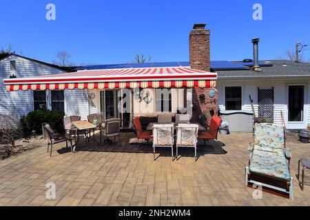 Patio sul cortile suburbano Long Island New York Foto Stock