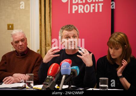 (Da sinistra a destra) Padre Peter McVerry del Peter McVerry Trust, Richard Boyd Barrett da persone prima del profitto, e Madeleine Johansson, la gente prima del profitto Consigliere e un inquilino di Tathony Housing che sta affrontando lo sfratto, e Wayne Stanley, al lancio di una legge di divieto di sfratto, al Buswells hotel, Dublino. Data immagine: Lunedì 20 febbraio 2023. Foto Stock