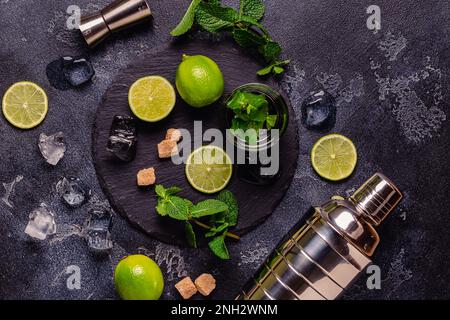 Ingredienti freschi e gustosi per un delizioso cocktail mojito, vista dall'alto Foto Stock