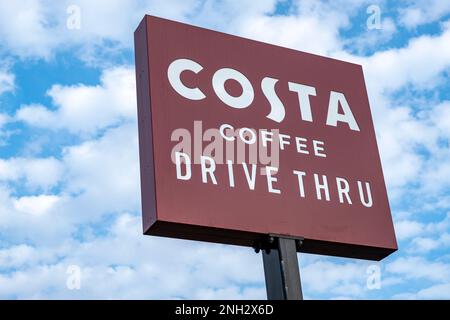 Costa Coffee Drive attraverso il cartello UK Foto Stock