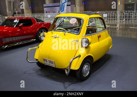 Bangkok, Thailandia - 7 dicembre 2022: Auto d'epoca BMW Isetta 300 mostra al Motor Expo 2022 Foto Stock