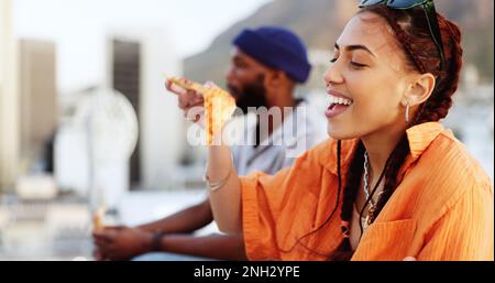 Pizza, sul tetto e amici mangiare all'aperto con paesaggio urbano per cibo urbano, gen z e stile di vita giovanile. Felice, rilassarsi e affamati persone nere o donna e. Foto Stock