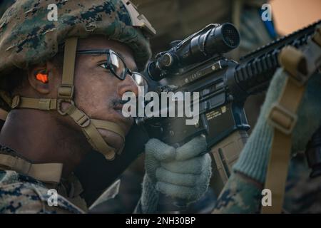 STATI UNITI Keith Davis Jr., un operatore di attrezzature pesanti con Marine Wing Support Squadron (MWSS) 171, conduce attività di formazione urbana durante un esercizio sul campo a Camp Hansen, Okinawa, Giappone, 8 dicembre 2022. MWSS-171 ha condotto questo esercizio per familiarizzare con le operazioni di base avanzate di spedizione, le operazioni di demolizione, le operazioni urbane e i diversi sistemi di armi. Foto Stock