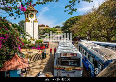 La stazione degli autobus della torre dell'orologio nel centro di Kandy nel paese collinare dello Sri Lanka Foto Stock