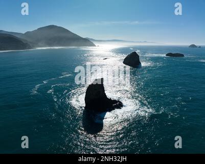 Le spettacolari pile marine si trovano al largo del Samuel H. Boardman state Scenic Corridor, sulla costa meridionale dell'Oregon. Le pile di mare sono formate da forze erosive. Foto Stock