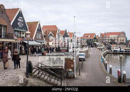 D'inverno, nella città di Volendam, nei Paesi Bassi, la gente cammina lungo il lungomare vicino al porto. Foto Stock