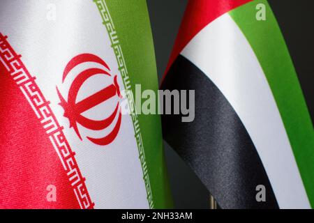 Primo piano delle bandiere dell'Iran e degli Emirati Arabi Uniti. Foto Stock