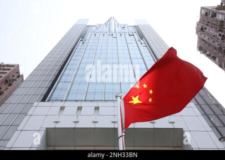 Bandiera della Cina sollevata presso l'Ufficio di collegamento del governo popolare centrale nella regione amministrativa speciale di Hong Kong a Sai Ying Pun. 06APR22 SCMP / Jelly TSE Foto Stock