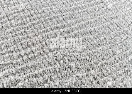 Chiudi colpo di cotone materiale cheesecloth - tessuto lavato e asciugato ma non appiattito / stirato in modo stropicciato curvatura e trama texture. Per l'industria del cotone. Foto Stock