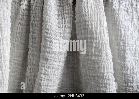 Chiudi colpo di cotone materiale cheesecloth - tessuto lavato e asciugato ma non appiattito / stirato in modo stropicciato curvatura e trama texture. Per l'industria del cotone. Foto Stock