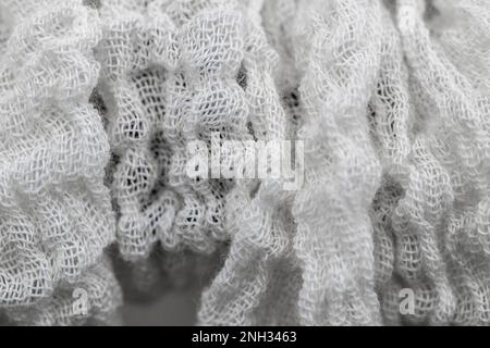 Chiudi colpo di cotone materiale cheesecloth - tessuto lavato e asciugato ma non appiattito / stirato in modo stropicciato curvatura e trama texture. Per l'industria del cotone. Foto Stock