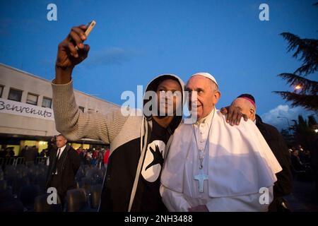 Papa Francesco lavò e baciò i piedi dei rifugiati musulmani, cristiani e indù durante una Messa della settimana di Pasqua con i richiedenti asilo in un rifugio a Castelnuovo di Porto, fuori Roma, Italia, il 24 marzo 2016. Il rito del Giovedì Santo rienserà il rituale di lavaggio dei piedi che Gesù eseguì sui suoi apostoli prima di essere crocifisso, ed è inteso come un gesto di servizio. Papa Francesco celebrerà il suo 10th° anniversario di pontificato il 13 marzo. Foto di Vatican Media (EV)/ABACAPRESS.COM Foto Stock