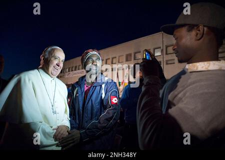 Papa Francesco lavò e baciò i piedi dei rifugiati musulmani, cristiani e indù durante una Messa della settimana di Pasqua con i richiedenti asilo in un rifugio a Castelnuovo di Porto, fuori Roma, Italia, il 24 marzo 2016. Il rito del Giovedì Santo rienserà il rituale di lavaggio dei piedi che Gesù eseguì sui suoi apostoli prima di essere crocifisso, ed è inteso come un gesto di servizio. Papa Francesco celebrerà il suo 10th° anniversario di pontificato il 13 marzo. Foto di Vatican Media (EV)/ABACAPRESS.COM Foto Stock