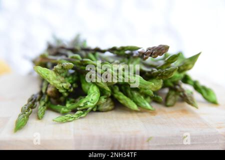 Mazzo di asparagi selvatici su un tavolo di legno Foto Stock