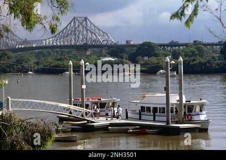 I traghetti di Brisbane Australia attraccano il ponte Story Bridge sul fiume Brisbane Foto Stock