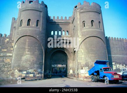 Cairo Egitto Bab El-Futuh (porta di conquista) nel Muro della Città Vecchia all'estremità settentrionale di al-Muizz Street Foto Stock