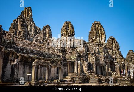 L'antico tempio di Bayon all'interno di Angkor Thom ad Angkor in Cambogia con le sue facce giganti scolpite nella sua pietra. Foto Stock