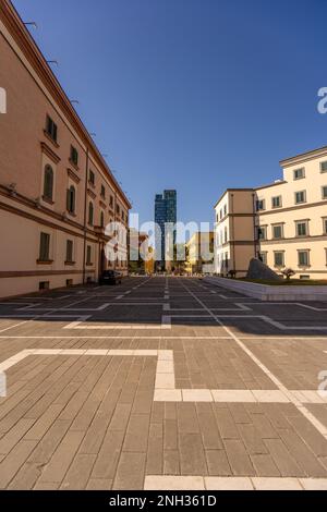 Tirana, Albania - fro 5, 2023: Vista dell'edificio rosa del Ministero dell'Agricoltura sullo sfondo del grattacielo TID Tower a Tirana. Foto Stock