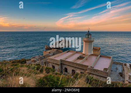 Faro di Capo Zafferano al crepuscolo, Sicilia Foto Stock