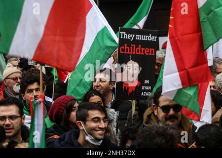 Bruxelles, Regione capitale di Bruxelles, Belgio. 20th Feb, 2023. I manifestanti sono insigniti di segnali e bandiere iraniane durante una protesta a sostegno del movimento di resistenza iraniano a margine di una riunione dei ministri degli Esteri presso la sede dell’Unione europea a Bruxelles, in Belgio, il 20 febbraio 2023. (Credit Image: © Valeria Mongelli/ZUMA Press Wire) SOLO PER USO EDITORIALE! Non per USO commerciale! Foto Stock