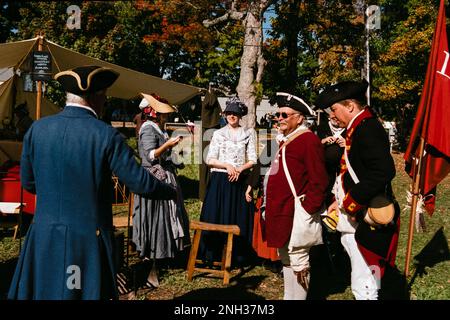 I coloni americani - Simon Hunts Company, 3rd Middlesex Militia Acton, ma - si riuniscono in un campo tenda durante la battaglia di Newbury Revolutionary War Reena Foto Stock