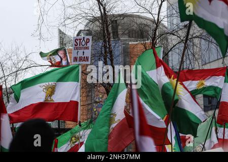 Bruxelles, Regione capitale di Bruxelles, Belgio. 20th Feb, 2023. I manifestanti sono insigniti di segnali e bandiere iraniane e curde durante una protesta a sostegno del movimento di resistenza iraniano a margine di una riunione dei ministri degli Affari esteri presso la sede dell'Unione europea a Bruxelles, in Belgio, il 20 febbraio 2023. (Credit Image: © Valeria Mongelli/ZUMA Press Wire) SOLO PER USO EDITORIALE! Non per USO commerciale! Foto Stock