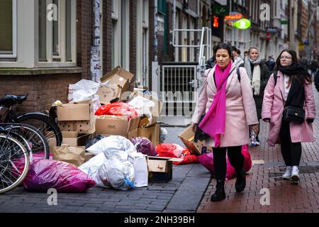 AMSTERDAM - nel centro della città di Amsterdam, la quantità di rifiuti sulle strade è in aumento il primo giorno dello sciopero da parte dei raccoglitori di rifiuti. I funzionari comunali hanno stabilito il lavoro per un migliore contratto collettivo di lavoro. ANP RAMON VAN FLYMEN olanda fuori - belgio fuori Foto Stock