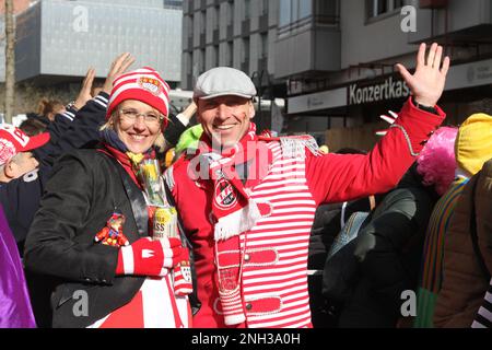 Colonia, Germania. 20th Feb, 2023. I festaioli posano per le foto durante la parata di carnevale del lunedì delle rose a Colonia, Germania, 20 febbraio 2023. Credit: Shan Weiyi/Xinhua/Alamy Live News Foto Stock