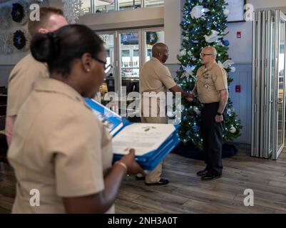 Fire Controlman 1st Classe Dylan Devalk, Active arruolato Recruiter dell'anno da Navy Talent Acquisition Group Phoenix, riceve un premio da parte posteriore ADM. Alexis “Lex” Walker, comandante, Navy Recruiting Command. Foto Stock