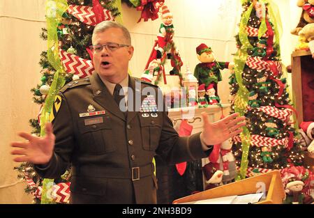 Il generale maggiore Mark T. Simerly, CASCOM e il generale comandante di Fort Lee, accoglie i membri della comunità nella casa aperta Holiday Helper. Foto Stock