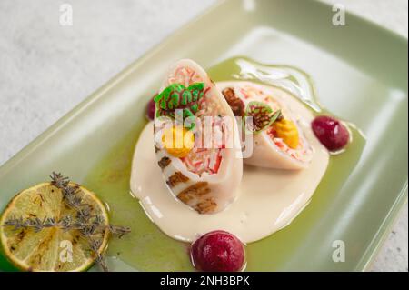 Calamari ripieni di carne di granchio e primi piatti di formaggio Foto Stock