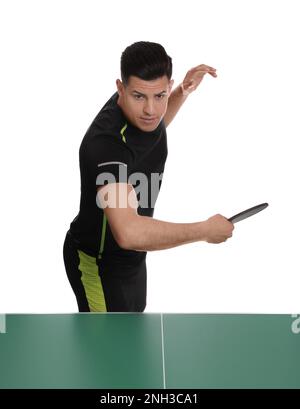 Bell'uomo che gioca a ping pong su sfondo bianco Foto Stock