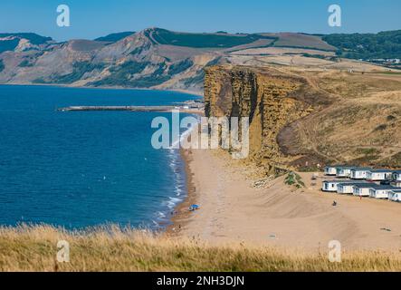 Case mobili vacanza alloggio sulla spiaggia vicino a scogliere calcaree, Jurassic costa, Burton Freshwater, Dorset, Inghilterra, REGNO UNITO Foto Stock