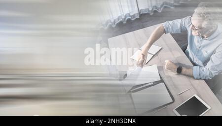 Composizione di due uomini d'affari diversi e felici che scuotono le mani con sfocatura del movimento. concetto globale di business, partnership e successo generato digitalmente Foto Stock