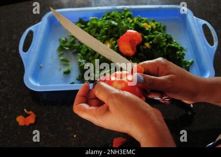 Le foglie di zucca vengono utilizzate per preparare un pasto sano in Sudafrica. L'agricoltura biologica è comune nelle case rurali in campagna Foto Stock