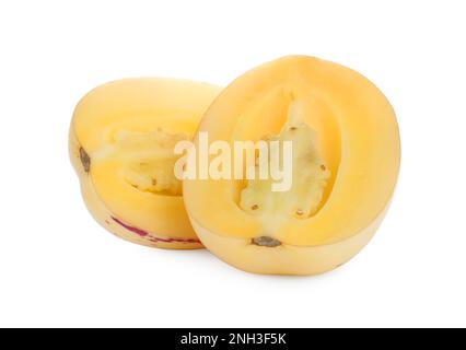 Metà di melone di pepino fresco maturo su fondo bianco Foto Stock