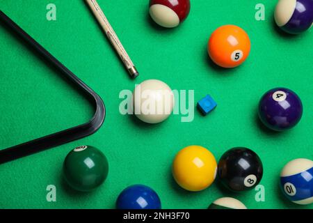 Composizione piatta con palle e stecca su tavolo da biliardo Foto Stock