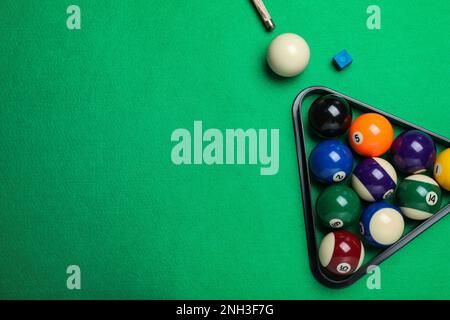 Composizione piatta con palle su tavolo da biliardo, spazio per testo Foto Stock