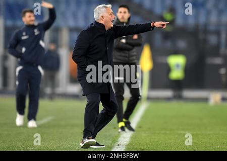 Jose Mourinho allenatore di AS Roma gesti durante la Serie Una partita di calcio tra AS Roma e Hellas Verona allo stadio Olimpico di Roma (Italia), febbraio Foto Stock