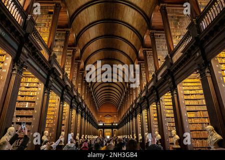 La storica sala lunga della vecchia libreria, in Trinity College di Dublino, Irlanda Foto Stock