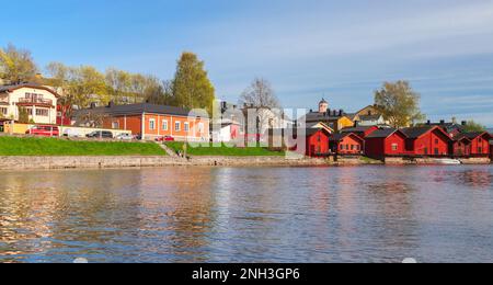 Porvoo, Finlandia - 7 maggio 2016: Paesaggio panoramico della città di Porvoo con case di legno rosso che sorgono lungo la costa del fiume, gente comune a piedi la stra Foto Stock