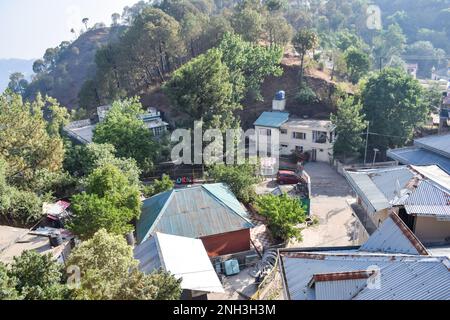 La mattina presto vista del moderno ristorante sul tetto a Kasauli, Himachal Pradesh in India, vista delle colline di montagna dal ristorante all'aperto a Kasauli, Kas Foto Stock