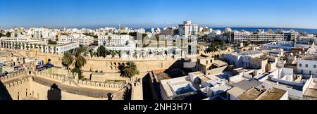 Sousse, Tunesia, 21 gennaio 2023: Panorama della parte meridionale della città vecchia di Sousse con i complessi alberghieri e il Mar Mediterraneo nella ba Foto Stock