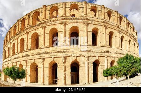 El Jem, Tunesia, 10 gennaio 2023: Vista esterna dell'anfiteatro di El Jem, panorama cucito Foto Stock