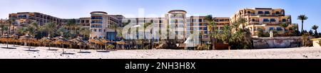 Sousse, Tunesia, 8 gennaio 2023: Panorama dell'esterno del Moevenpick Hotel dal lato della spiaggia Foto Stock