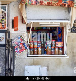 Sousse, Tunesia, 30 gennaio 2023: Piccolo chiosco economico con giornali, frutta secca e noci in mostra su una strada laterale a Sousse Foto Stock