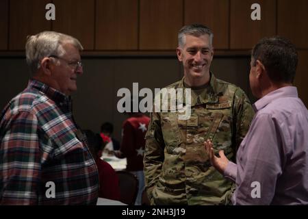 STATI UNITI George Watkins, comandante di 325th Fighter Wing, parla ai veterani senior della base dell'aeronautica militare di Tyndall, Florida, 9 dicembre 2022. Veterani senior locali che hanno partecipato al Golden Age Holiday Party annuale 32nd di Tyndall e hanno avuto l'opportunità di incontrare i dirigenti di base e gli Airmen da tutta l'installazione. Foto Stock