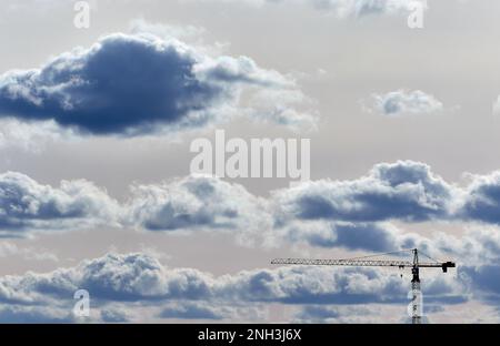 Immagine torre costruzione gru sullo sfondo del cielo con le nuvole Foto Stock